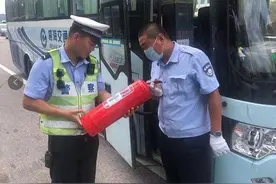严查严纠违法行为 威海交警持续开展“两路两车”专项整治行动图片