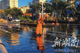 初上战场的“00”后——用镜头记录湖南消防援豫救援现场点滴图片