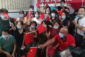 烟台小伙张常鸿摘金家乡沸腾！妈妈穿旗袍祝他旗开得胜视频封面