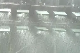 大雨滂沱！山东vs青岛下半场因天气原因中断图片