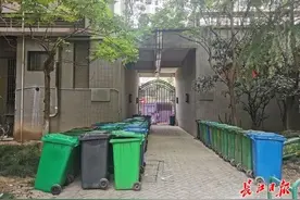 消防通道被占投诉8次也没用，回访：“霸占”消防通道的垃圾桶已清空图片