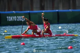 双龙出海！刘浩/郑鹏飞男子1000米双人划艇摘银图片