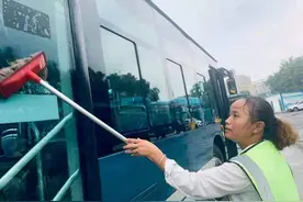 公交车“美容师”：车内最高温度达50℃ 工作不到五分钟就满身大汗图片