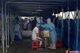 江汉路步行街组织核酸检测，市民：“速度挺快，效率很高”图片