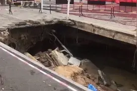 广州南沙一路面地陷，道路标志牌突然倒下，现场已被围蔽抢修视频封面