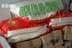 摆地摊、炒货币……为养活26个孩子他欠债30万 能挣钱的活儿都干图片