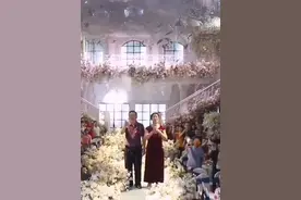 没有新郎新娘的婚礼！新人因疫情返回一线抗疫，父母代替完成仪式图片