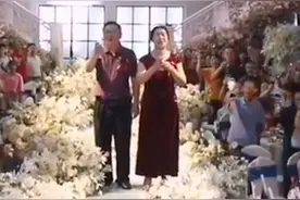 没有新郎新娘的婚礼！新人因疫情返回一线抗疫，父母代替完成仪式图片