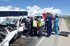 青海一小车与旅游大巴对撞，2人自驾游返程途中不幸遇难图片