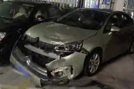 保时捷小区连撞6车！民警到场发现车内竟无人？司机：我去隔壁吐了图片