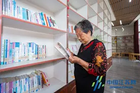 射阳县盘湾镇南沃村八旬老人束兰英：读书让我对生活充满希望图片