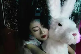 吴谨言晒盐味儿九宫格 和兔子玩偶一起合影又美又飒图片