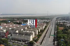 武汉防控“核心区”独家直击：汉洪高速口封闭，社区连夜做完核酸检测视频封面