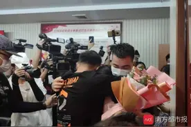 25年后的重逢：广东男孩3岁玩耍时走失，与母亲相认后痛哭图片