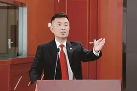 百年百人丨徐俊：推进“党务、业务、服务”有机融合图片
