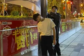 彭昱畅晒和刘昊然搞怪合照 上演“歪头杀”表情超萌图片