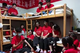坐凌晨绿皮车到上海，一批浙江00后大学生50元生存15天，日入600元？图片