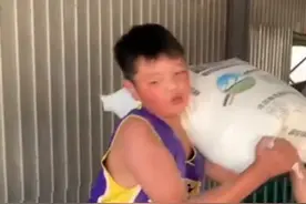 河南13岁少年扛面粉支援新乡：比打游戏强，长大想当兵图片