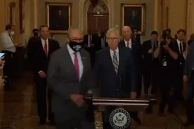 美国参议院两党领袖争抢发言席，尴尬一幕被拍下图片