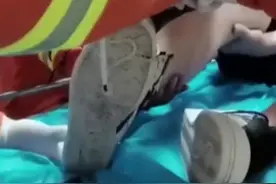 男子逛商场踢货架脚被钢筋刺穿 消防紧急剪鞋袜送医救治图片