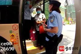 老人无行程码没法坐公交 事情惊动了民警，结局很圆满图片