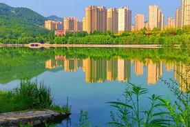 好爽！济南孟家水库碧波荡漾好似海边，市民带孩子赶海忙图片