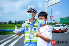 灌云一疫情防控查验点，小男孩一头扑进辅警怀里：“奔跑哥，我想你了”图片