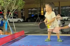 厉害了！萌娃爱上打乒乓球，姿势到位，偶像还是马龙图片