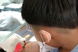 男孩体检抽血喊口号鼓励自己“流血不流泪”，网友直呼：太可爱了图片