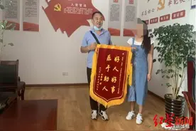 8岁双胞胎兄弟打车发生争吵 弟弟一人上了车…后来的事让父母急疯了图片