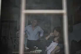 一拍｜照顾脑瘫失明孙子的老人：希望他真正地叫一声“奶奶”图片