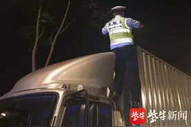 “活久见”！厢式货车竟被改装成“渣土车”图片
