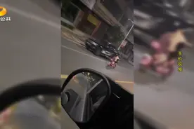 13岁男孩偷骑电动车，后面竟然还坐着9岁的弟弟，幸好碰到了他们图片