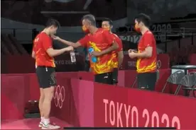 马龙扭头躲开教练的手拒绝被“摸脸”网友：好像摸猫的下巴图片