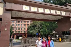 在北京学中医的华裔三姐妹：我们在对方身上练“扎针”图片