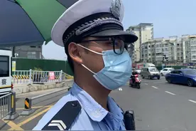 疫情防控一线 成都交警高温天气下的坚守图片