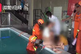 这东西好多泳池都有！男童游泳时大腿被卡，消防紧急救援图片