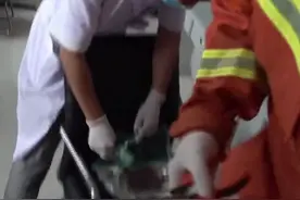 一男童私密处被拉链夹住，男孩疼得直哭，消防员成功将拉链取下。视频封面
