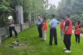 杭州街头，母亲死死抱住儿子！离家出走6年，母子再见他却说不认识……图片