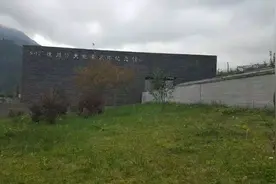 汶川映秀震中纪念馆发闭馆公告，外墙文化石脱落整体更换施工图片
