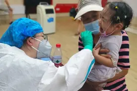 萌娃核采，像极了小时候的你我图片