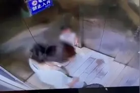 脚部残疾男孩在电梯内被邻家奶奶狠踩三脚，警方：在调查取证视频封面