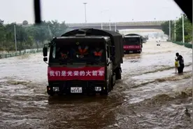 “东风快递”战洪水——火箭军部队参与河南抗洪抢险任务纪实图片