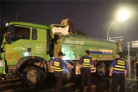 石家庄夜查违法运输渣土车辆 查处17辆车违法问题51起图片
