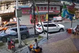 爸爸名字叫超人！男童骑玩具车脸朝下摔下台阶瞬间，爸爸出手一把将其抓住图片