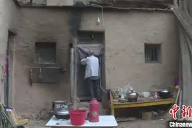古稀老人守墓30年：把墓守好 把烈士看好图片