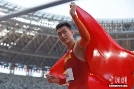 突破自我！朱亚明摘得男子三级跳银牌图片