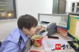 感动！女警加班到深夜，远在北京的老公悄悄订了外卖图片