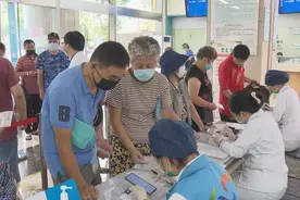 上海各医疗机构就诊需查验行程码，老年人可刷身份证或医保卡视频封面