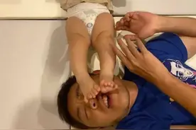 马龙许昕同带娃 网友：一个，我带孩子玩呢，一个，孩子玩我呢图片